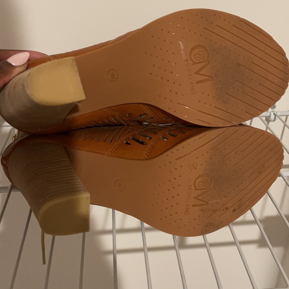 Brown lace up heels. - Picture 5 of 6